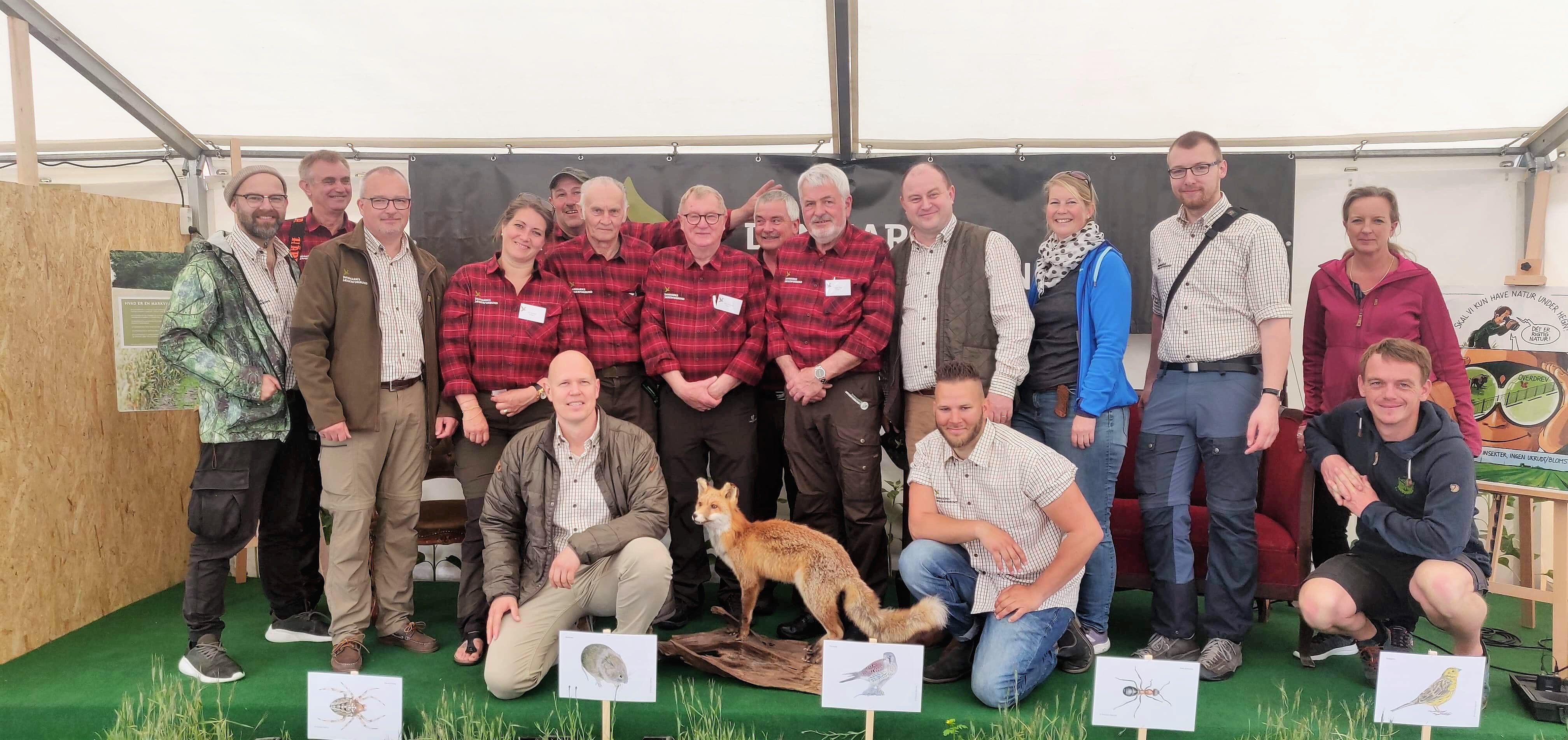 Frivillige jægere fra Kreds 1 og administrative medarbejdere i Jægerforbundets stand på Naturmødet 2019.